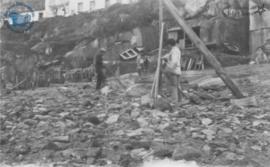 Tres hombres en el Astillero de San Felipe colocando lo supuesta estructura de un barco