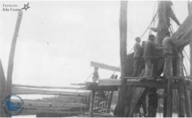 Un grupo de hombres subidos a un barco en construcción