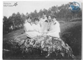 Cinco mujeres posando en la naturaleza alrededor del Astillero de San Felipe