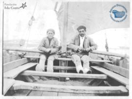 Dos hombres sentados en una barca