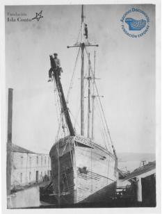 Dos hombres subidos a un barco finalizado en el Astillero de San Felipe