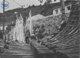Varios hombres construyendo un barco en el Astillero de San Felipe