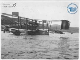Hidroavión aterrizado sobre el mar que rodea el Astillero de San Felipe