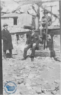 Tres hombres en traje posando en el Astillero de San Felipe