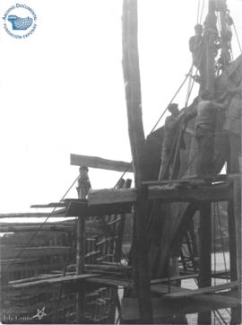 Hombres trabajando en un barco en el Astillero de San Felipe