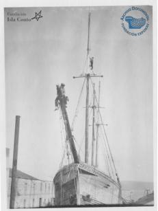 Dos hombres subidos a un barco finalizado en el Astillero de San Felipe
